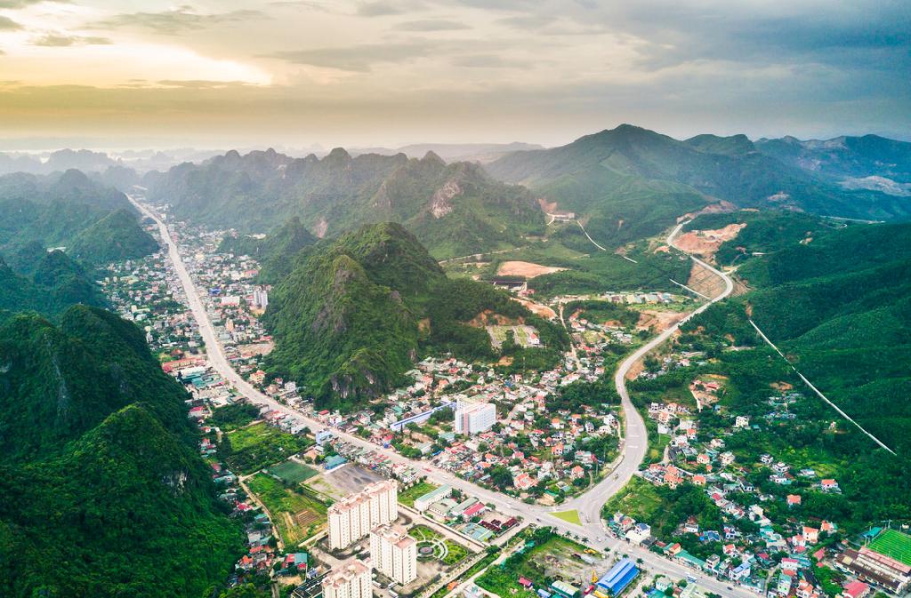 bom tan bat dong san cam pha